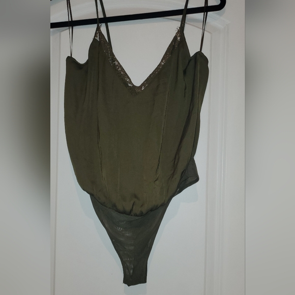 🎉HP 🎉NWT Socialite Women's Lace Trim Satin Bodysuit Size Medium in Olive Green - Picture 7 of 9